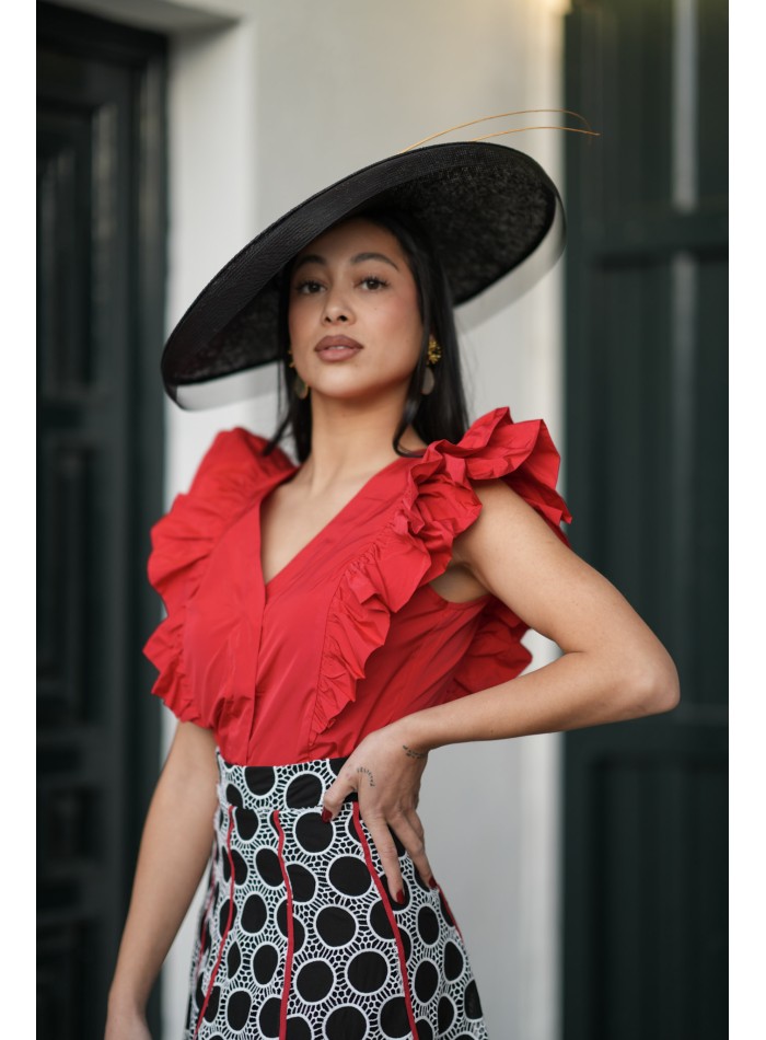 Conjunto de invitada con falda de guipur y blusa de volantes para feria