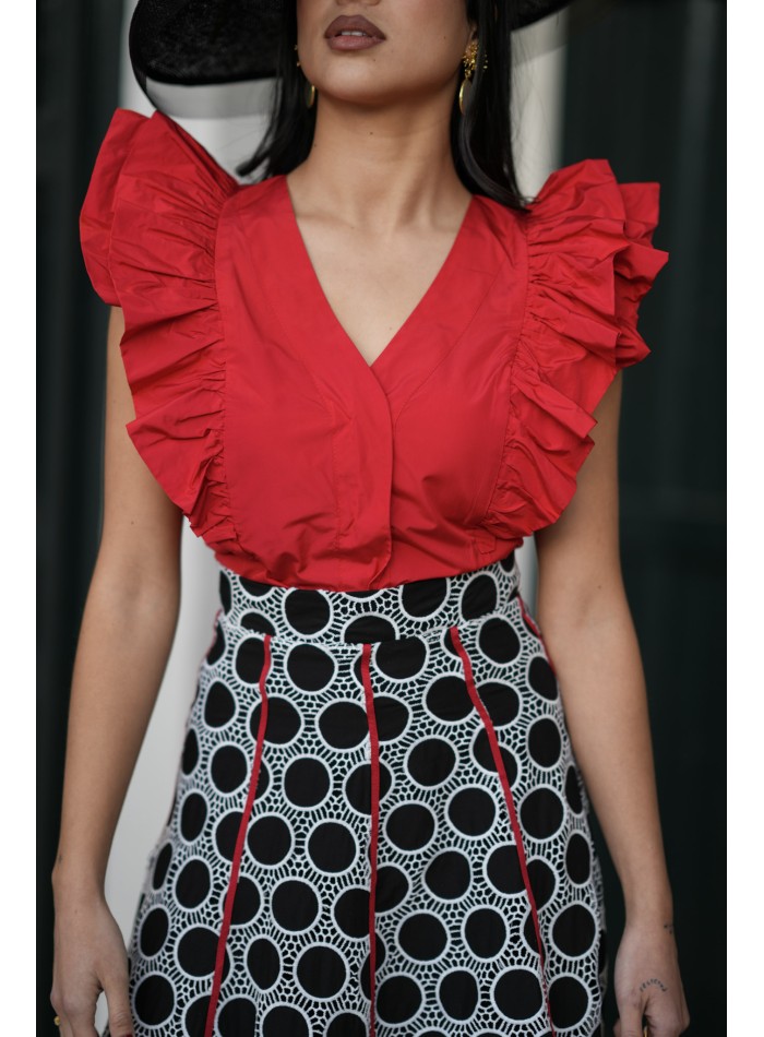 Conjunto de invitada con falda de guipur y blusa de volantes