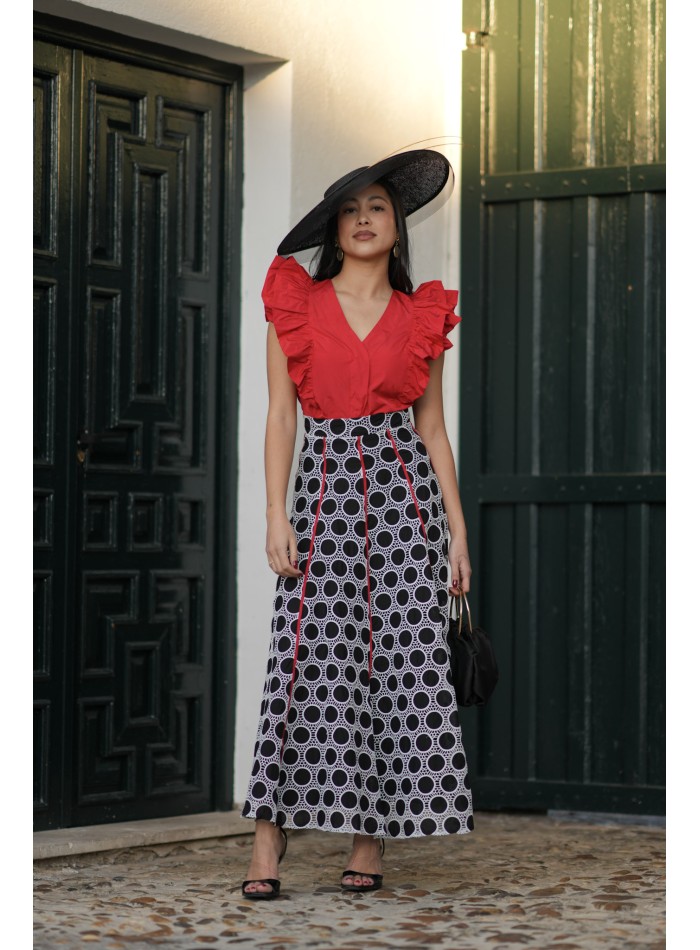 Conjunto de invitada con falda de guipur y blusa de volantes para fiesta