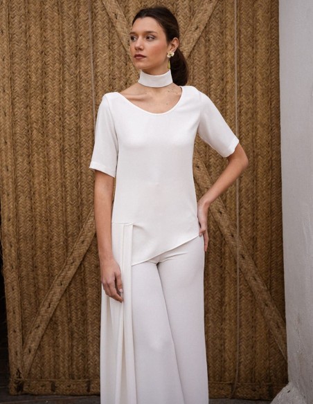 Short sleeve crepe top with asymmetrical cut and lacing