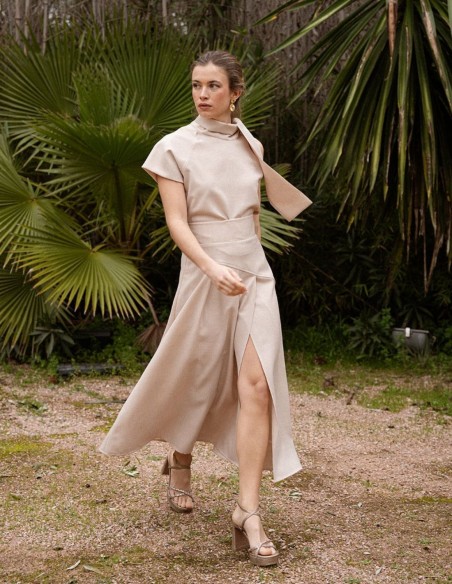 Top asimétrico de manga corta con lazada