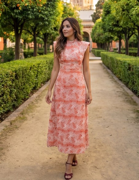 Vestido midi en color coral estructurado