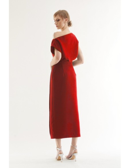 Vestido midi rojo con escote bardot asimétrico y strass