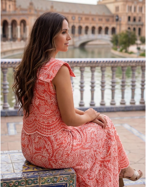 Structured two-piece set in coral with white embroidery 2