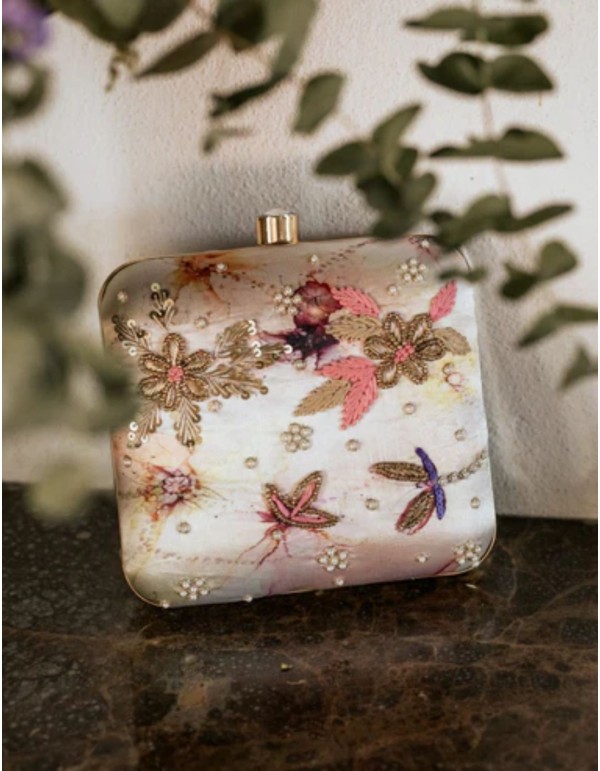 Sac d'invité de couleur beige avec broderie et perles 2