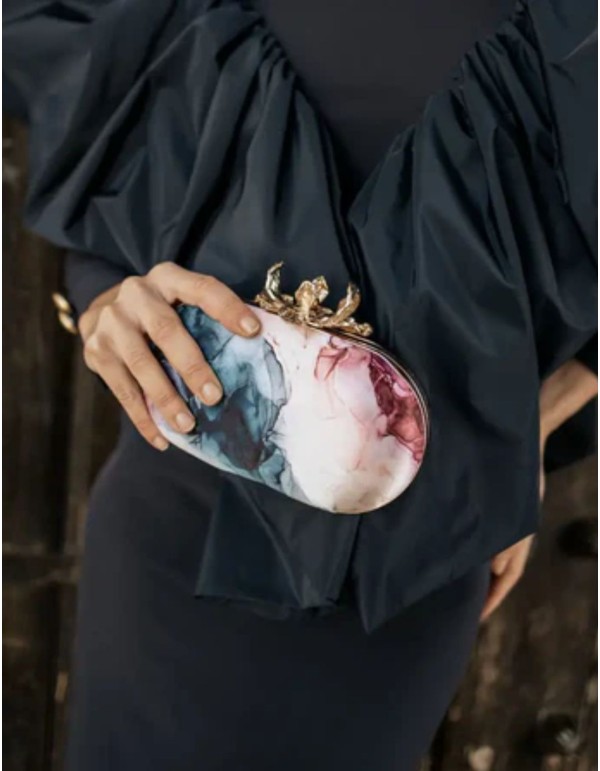 Bolso para invitada con estampado y detalle de cierre en dorado 2