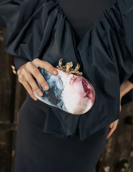 Bolso para invitada con estampado y detalle de cierre en dorado