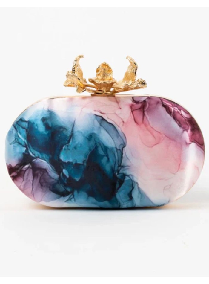 Bolso para invitada con estampado y detalle de cierre en dorado