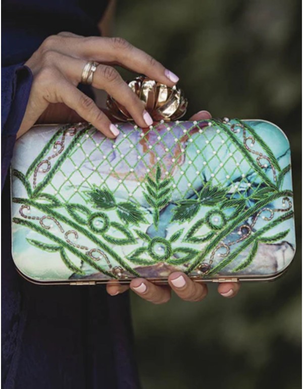 Bolso de invitada en tonos verdes con tela estampada y bordado