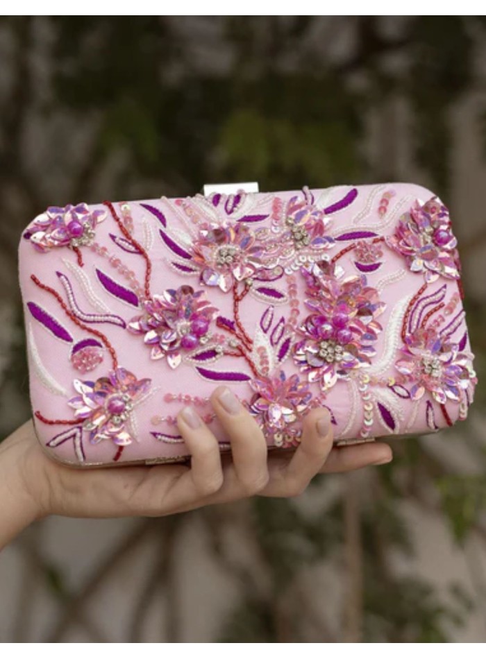 Bolso para invitada en color rosa con detalles de abalorios en buganvilla