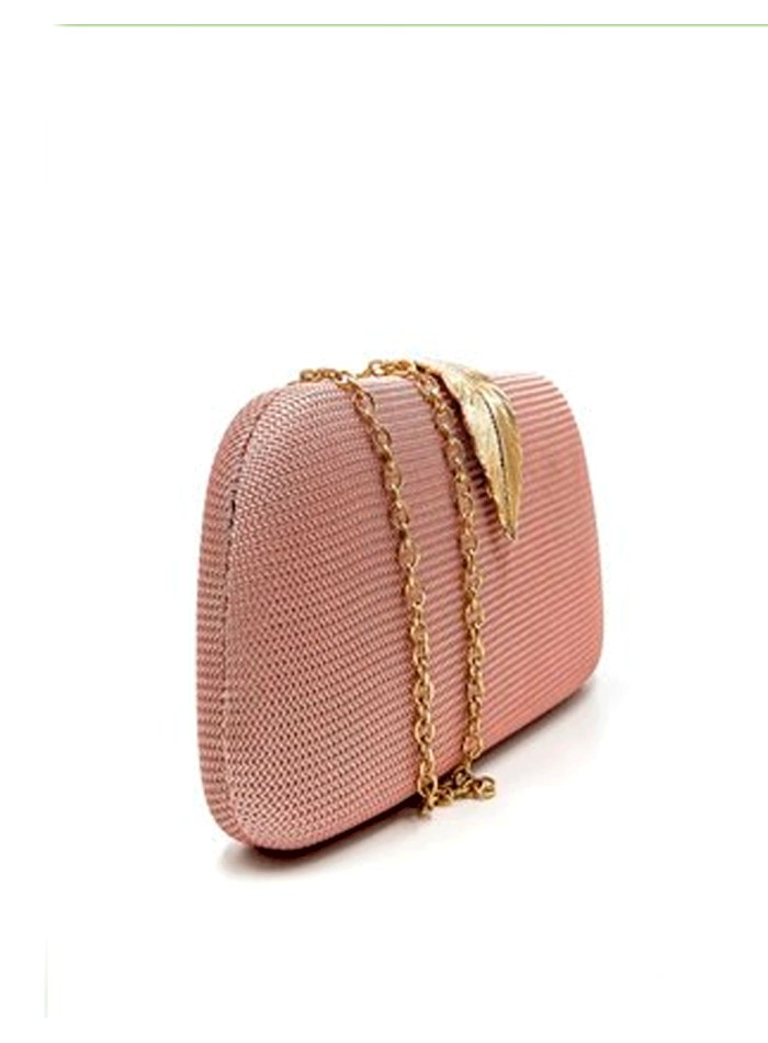 This pink party bag with shiny finish is the perfect complement to elevate any guest look.