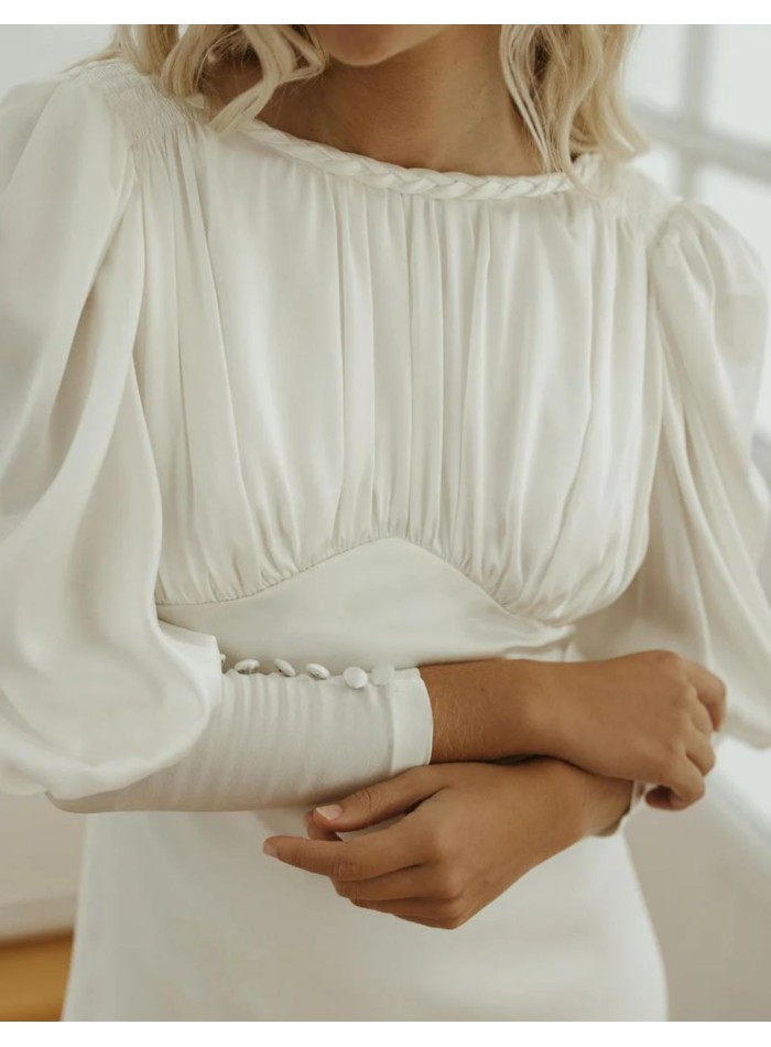 Vestido de novia corto confeccionado en satén de seda