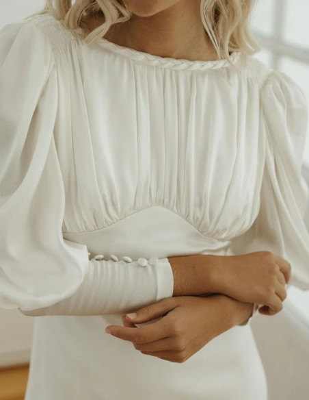 Vestido de novia corto confeccionado en satén de seda