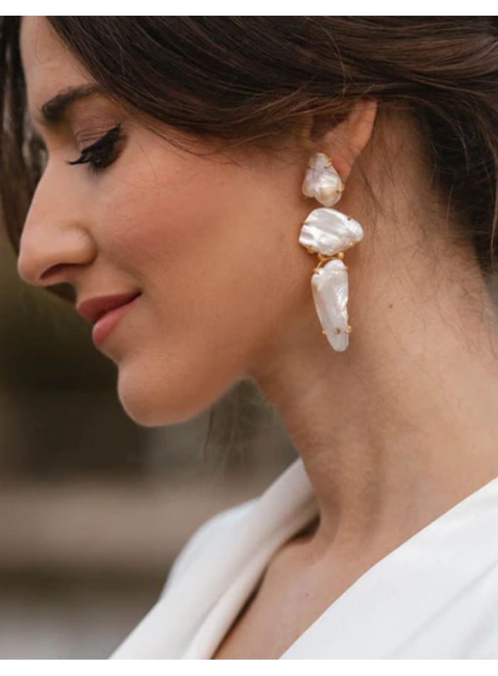 Pendientes de perlas irregulares con estructura dorada