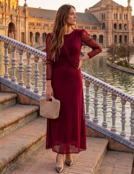 Vestido midi en color burdeos con fruncido y mangas de gasa