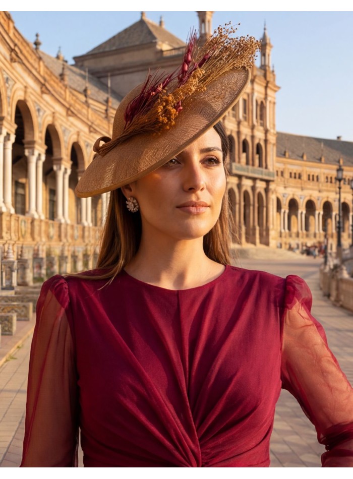 Pamela de invitada con flores preservadas en color buganvilla