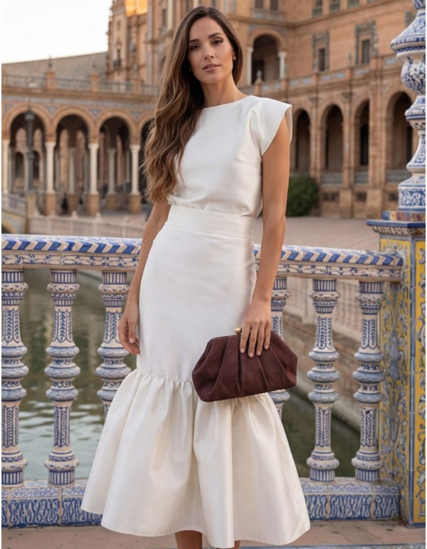 Chocolate brown suede handbag for guests 2