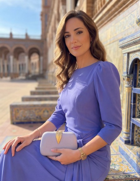 Sac de fête lilas avec fermoir en forme de feuille et design élégant