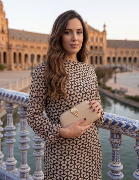 Gold Clutch Bag with Leaf Closure and Elegant Finishing