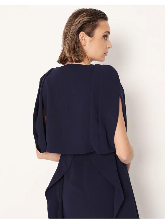 Boleor con capas drapeadas y volumen en los hombros