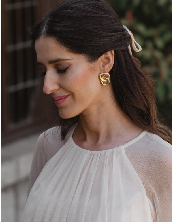 Pendientes dorados entrelazados - Invitada Perfecta 2