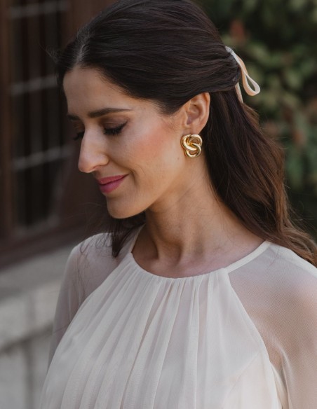 Pendientes dorados entrelazados - Invitada Perfecta