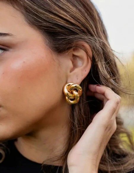 Pendientes dorados entrelazados - Invitada Perfecta