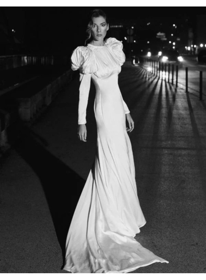 Robe de mariée avec manches bouffantes et drapé...