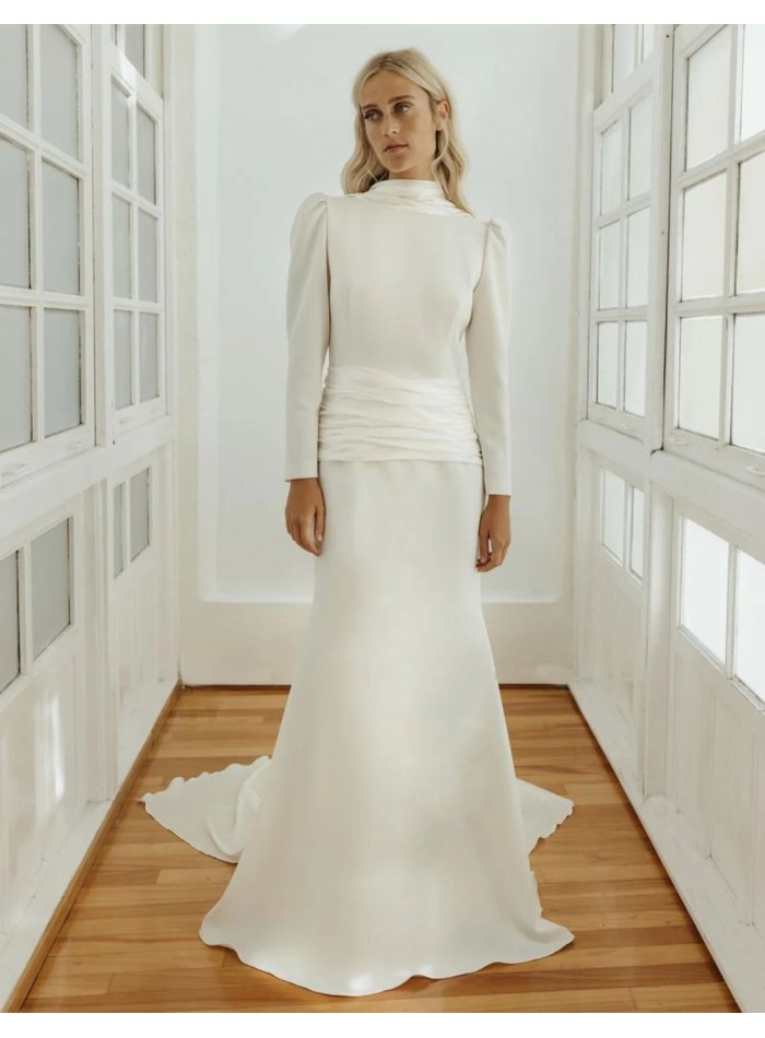 Vestido de novia confeccionado en crepé y satén de seda