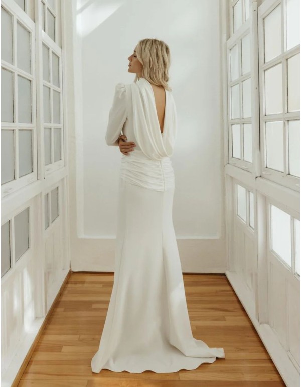 Vestido de novia confeccionado en crepé y satén de seda 2