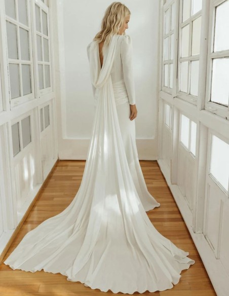 Vestido de novia confeccionado en satén de color blanco