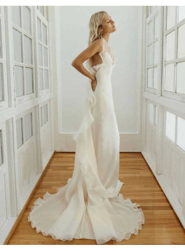 Vestido de novia confeccionado con volúmenes y transparencias