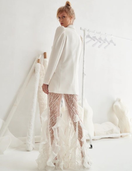 Conjunto de novia con pantalón en pedrería y americana con botones de perla