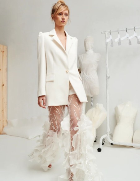 Tenue de mariée avec pantalon en strass et veste avec boutons en perles