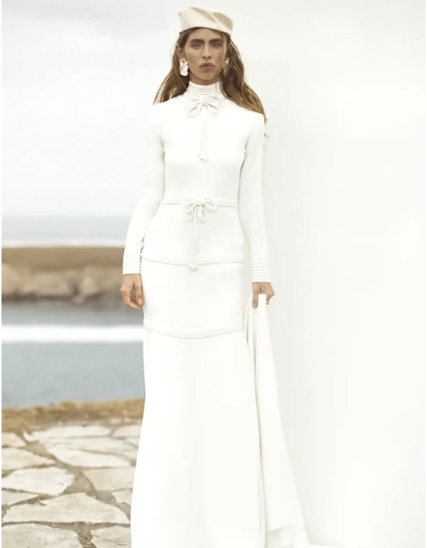 Vestido de novia de corte sirena con cuello alto y lazos decorativos