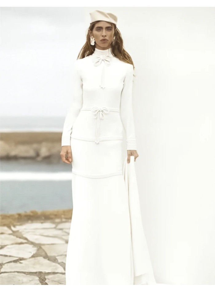 Vestido de novia de corte sirena con cuello alto y lazos decorativos