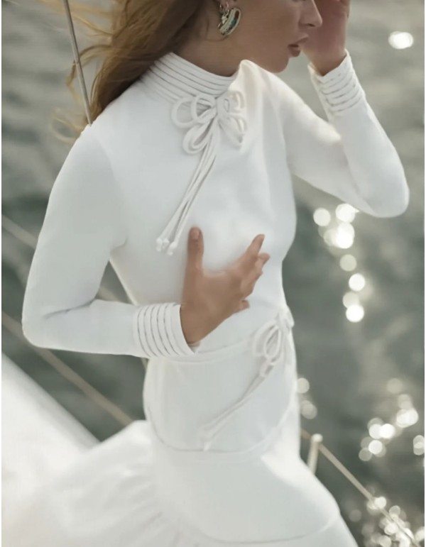 Vestido de novia de corte sirena con cuello alto y lazos decorativos 2