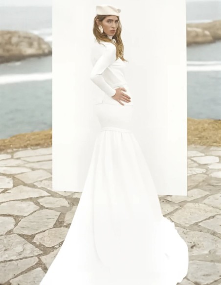 Vestido de novia de corte sirena con cuello alto y lazos decorativos