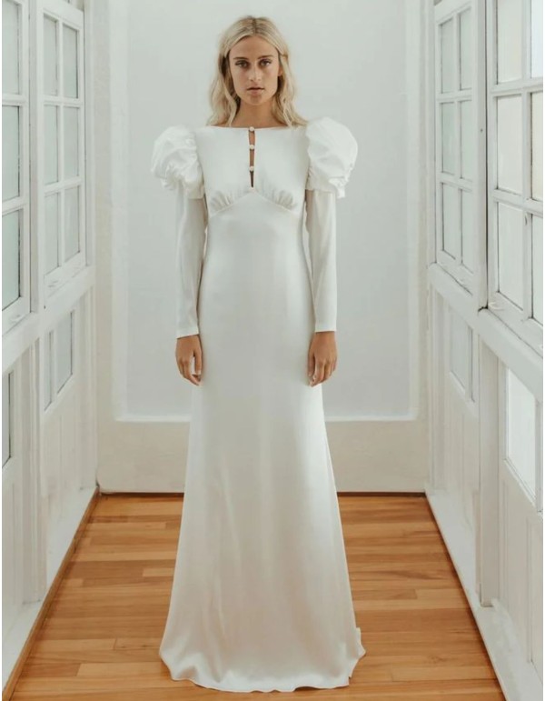 Vestido de novia estilo años 30 con escote en la espalda y mangas con volumen