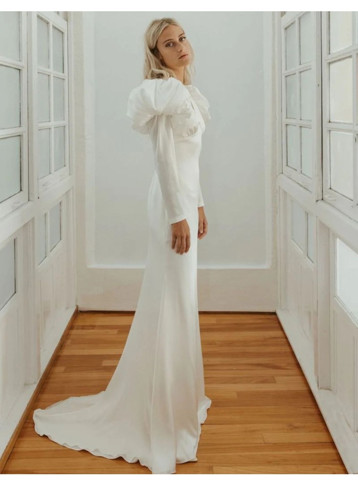 Vestido de novia estilo años 30 con escote en la espalda y mangas con volumen
