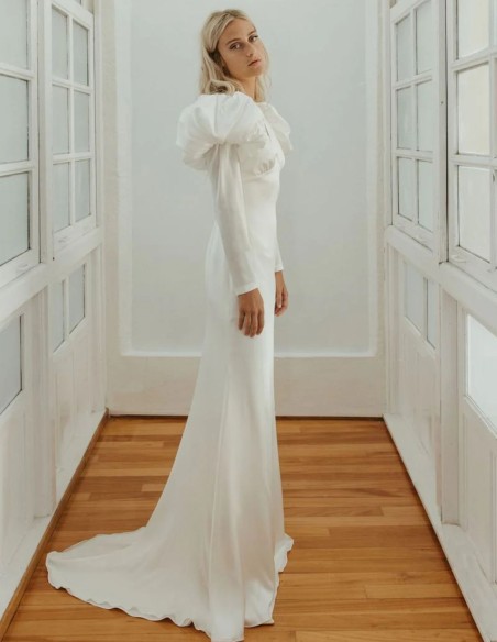 30's style wedding dress with back neckline and voluminous sleeves