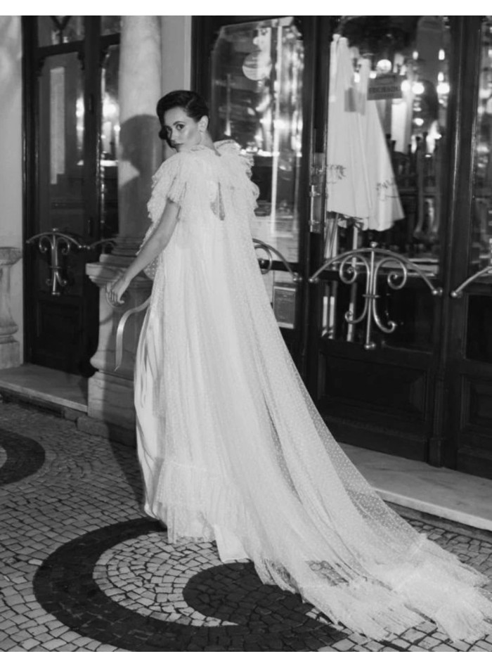 Manteau de mariée en plumeti brodé avec manches...