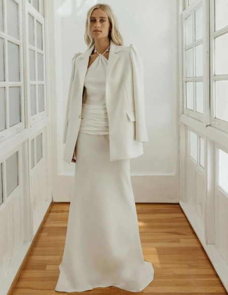 Three-piece bridal ensemble with cut-out at the hips