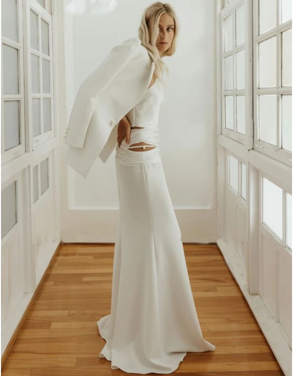 Three-piece bridal ensemble with cut-out at the hips 2