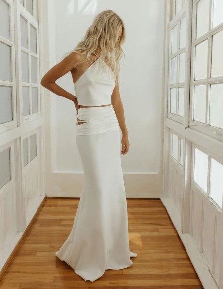 Three-piece bridal ensemble with cut-out at the hips