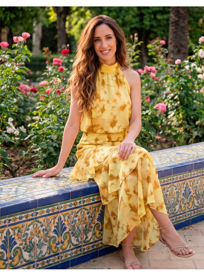 Ensemble jaune à imprimé floral, dos nu et jupe midi avec mouvement. Gaie, flatteuse et parfaite pour les événements estivaux