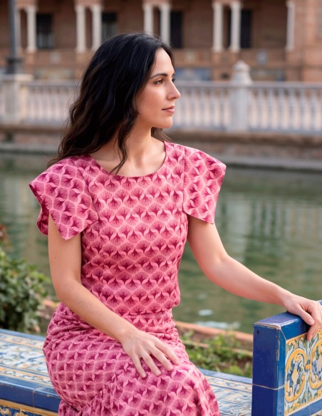 Cette tenue d'invité est un choix parfait pour un style sophistiqué et intemporel avec de la personnalité.