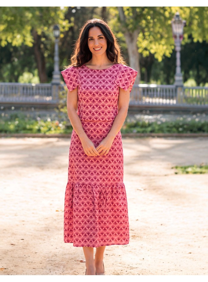 Tenue imprimée élégante et flatteuse pour les invités d'un mariage de jour en Espagne