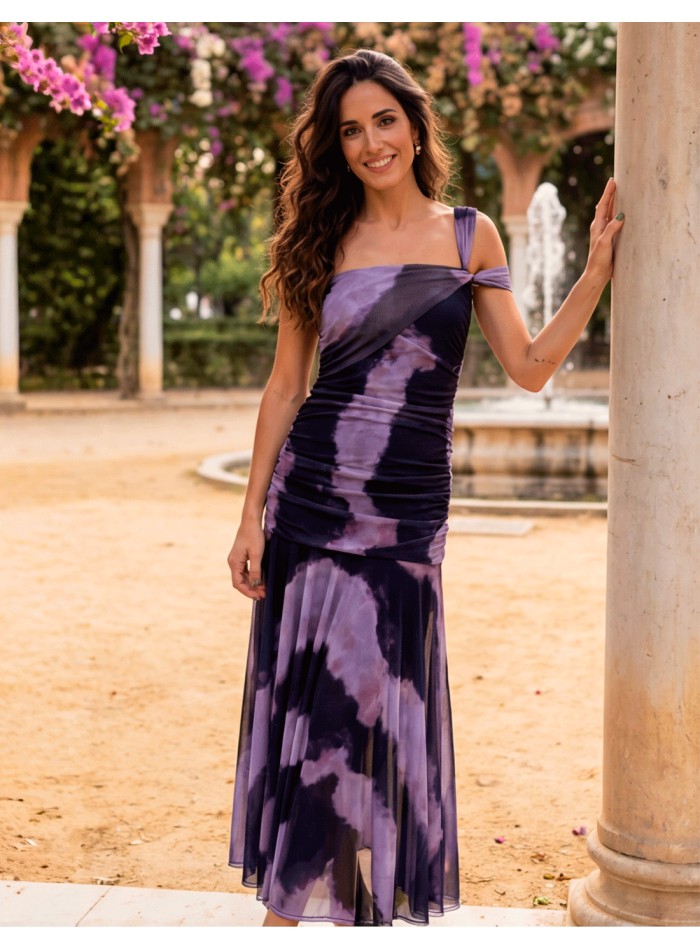 Cette robe midi  Une pièce conçue pour les femmes qui veulent une robe élégante et flatteuse avec de la personnalité