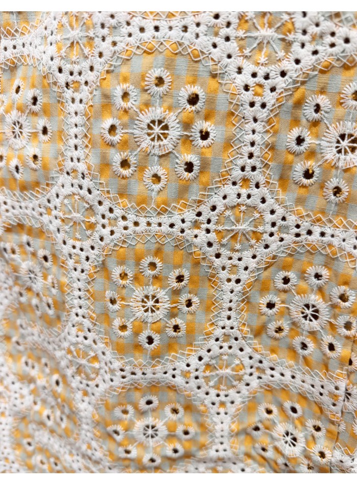 detalle del tejido del Vestido midi en color amarillo con bordados para invitada